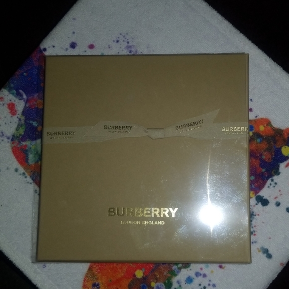 Burberry Beauty Set - Picture 2 of 8